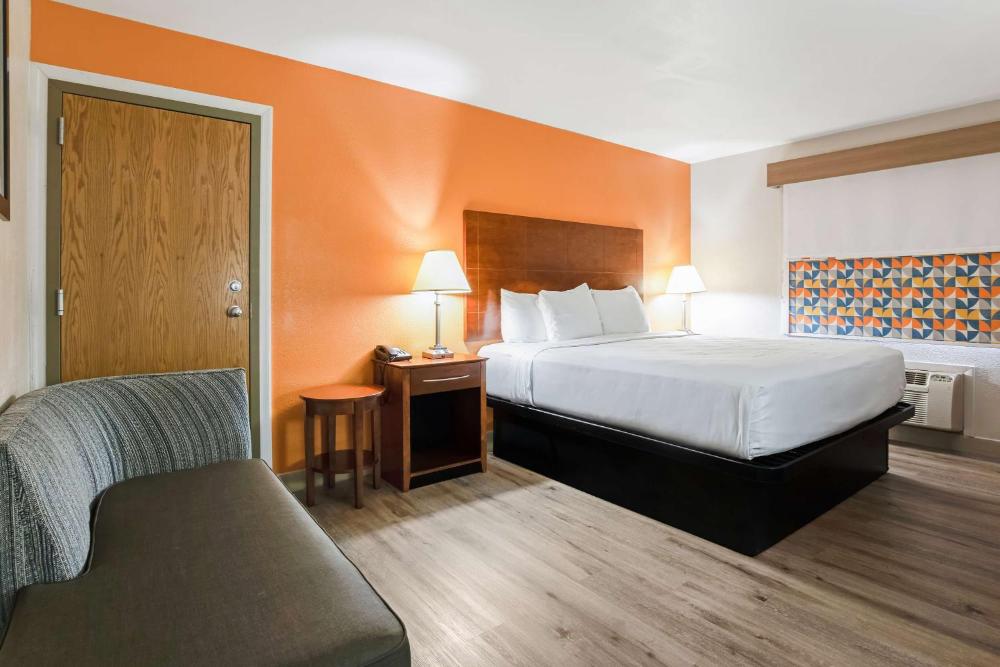 King Room with Walk-in Shower - Non-Smoking interior